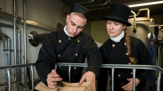 Die Berufspalette im Handwerk ist breit: Hier ein angehender Kaminkehrer und seine Ausbilderin.