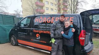Mit Sprinter und Hilfsgütern unterwegs an die ukrainische Grenze: Stichler-Mitglieder Kinga Schneider und Heiko Stasch aus Sandhofen.