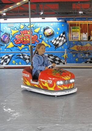 <p>Sie lassen sich vom Wetter nicht die Laune verderben: Lilian dreht ihre Runden im Miniautoscooter, während Ursula Roos ihr Fahrgeschäft vom letzten Regenschauer trocknet. Und auch Lea, Esther und Pauline (v.l.) haben ihren Spaß.</p>