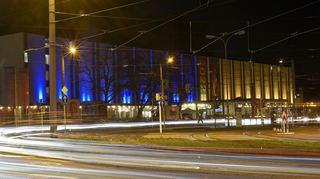 Das Nationaltheater Mannheim wird derzeit nachts blau und gelb – also in den Nationalfarben der Ukraine – angestrahlt, um Solidarität mit der von russischen Truppen überfallenen Nation zu bekunden.