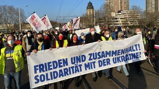 Die Friedensdemo auf der Kurpfalzbrücke in Mannheim.