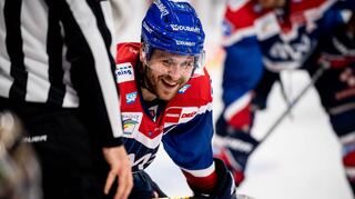 Andrew Desjardins hat noch immer großen Spaß an seinem Sport. Der Adler-Stürmer freut sich auf das Spiel am Montag in Ingolstadt.