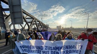 Am Samstagnachmittag hat eine Friedensdemo zur Unterstützung der Ukraine in Mannheim und Ludwigshafen stattgefunden. Ein Demonstrationszug kommt aus Ludwigshafen über den Rhein nach Mannheim.
