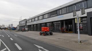 Die neue Fassade und die neuen Hallentore sind weitgehend fertig, aber vieles im Innern nicht: Die Sanierung der Feuerwache Nord verzögert sich.