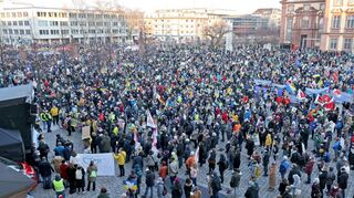 Der Platz auf dem Ehrenhof des Schlosses reicht nicht. Auf der Bühne sprechen unter anderem Peter Kurz und Jutta Steinruck.