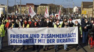 Zuvor waren in Ludwigshafen und in Mannheim (hier zu sehen) Amtsträger und tausende Menschen schweigend durch die Stadt gelaufen.