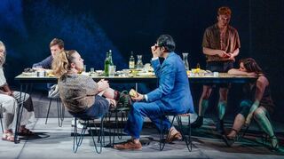 Alles andere als nur ein normales mediterranes Ess- und Trinkgelage: (v.l.): Martiniana Antonie (Reisender), Michael Ransburg (Buchhalter), Maria Polanska (Zwitter), Haesu Kim (Beobachter), Tobias Hechler (Zwitter) und Rebecca Blanz (Braut) unterhalten sich in Sidney Corbetts Kammeroper „Keine Stille außer der des Windes“ auf der Studiobühne des Nationaltheater Mannheim.