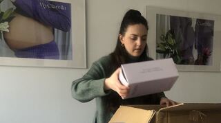 Clara Teschner packt Produkte des MyClarella-Sortiments für (hoch-)schwangere Frauen und Wöchnerinnen in der Ukraine.