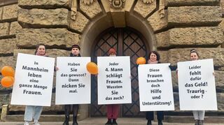 v.l.: Eweline Trupp (Unterstützerin), Hannah Jülle (Praktikantin FIZ), Annette Heneka (FIZ), Nazan Kapan (Geschäftsführung Frauenhaus) und Marion Hartard (FIZ).