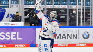 Adler-Torhüter Dennis Endras hielt sich im Penaltyschießen schadlos und sicherte den Mannheimern damit zwei Punkte in Ingolstadt.