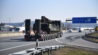 US-Kampfpanzer auf Schwerlasttransporten der Bundeswehr – eine Unterstützung der alliierten Streitkräfte im Rahmen der NATO.