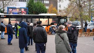 Der städtische Impfbus Mitte November auf einem Supermarkt-Parkplatz in der Seckenheimer Landstraße.