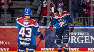 Borna Rendulic (r.) krönte die starke Mannheimer Phase mit dem Tor zum 4:2, Vorlagengeber Ruslan Iskhakov kommt zum Gratulieren.