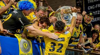 Die Nähe zu den Fans war Alexander Petersson immer wichtig. 2016 genoss er nach dem Gewinn der Meisterschaft das Bad in der Menge.