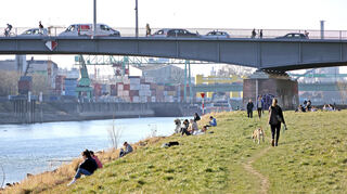 Mannheim. Leben am Wasser. Im Bild: Impressionen am Neckar zwischen Friedrich-Ebert-Brücke und Kurpfalzbrücke.
