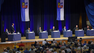 Offizielle Vorstellung in der Nordbadenhalle: Hauptamtsleiter Julien Christof (v.l.) Bürgermeister Michael Kessler und seine potenziellen Nachfolger Daniel Gerstner, Tobias Köber, Jens Römer, Achim Weitz, Norbert Hölscher und Peter Seitz.