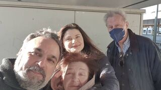 Ende einer Odyssee: Mehrdad Zaeri, Tati und Mutter Julia sowie der Verleger Mario Früh am Donnerstagnachmittag am Mannheimer Hauptbahnhof.