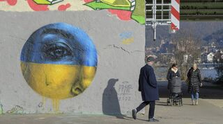 Die Stadt trägt blau-gelb: Die ukrainischen Nationalfarben finden sich auch im Stadtbild an vielen Ecken.