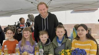 Unternehmer Albrecht Metter mit Kindern seiner Mitarbeiter aus der Ukraine: Am Freitag gab es ein kleines Willkommensfest.