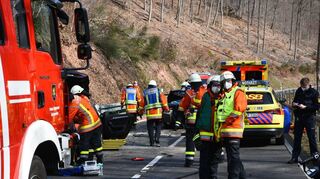 Frontalzusammenstoß zwischen zwei Autos zwischen Schriesheim und Friedrichsfeld.