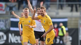 Waldhof-Stürmer Pascal Sohm jubelt (r.) über den 1:1-Ausgleichstreffer.