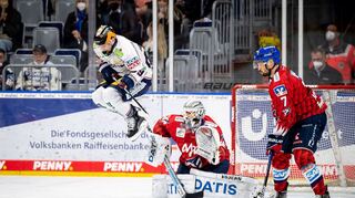 Adler-Goalie Dennis Endras wird im Spiel gegen die Eisbären Berlin die Sicht verdeckt.