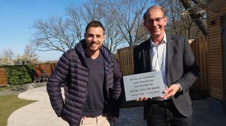 Sie gedenken des Spenders Georg Walter Maas: Freizeit-Betriebsleiter Christopher Di Vita (l.) und Bürgermeister Michael Kessler.