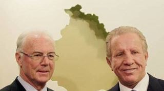 Behgjet Pacolli (r.) 2011 in Pristina mit Franz Beckenbauer, den er damals zum Honorarkonsul Kosovos ernannte.