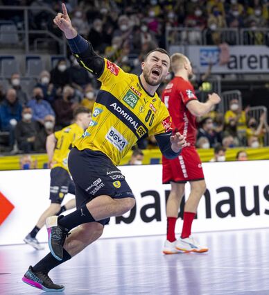 Jannik Kohlbacher dreht jubelnd ab. Auch der Kreisläufer der Rhein-Neckar Löwen trug mit seinen fünf Treffern maßgeblich zum Sieg der Badener bei und war nach Niklas Kirkeløkke, der sogar sieben mal traf, bester Werfer.