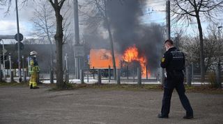Ein Lkw ist am Mannheimer Maimarkt in Brand geraten. Die Feuerwehr hat die Flammen inzwischen gelöscht.