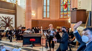 Zum Konzert des Schriesheimer Kammerorchesters ist Bürgermeister Christoph Oeldorf (r.) nach Ladenburg in die evangelische Stadtkirche gekommen. Initiatorin Ilse Schummer (am Mikrofon) sowie Dirigent Christian Weidt begrüßen ihn.