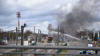 Bei Gleisarbeiten ist am Montag in Mannheim ein Lastwagen mit Gasflaschen in Brand geraten.