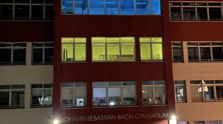 Das Bach-Gymnasium in Neckarau leuchtet in den Farben der Ukraine. An diesem Dienstag wird in einer siebten Klasse ein Kind aufgenommen, das vor dem Krieg fliehen musste.