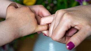 Wie gibt man Kindern Sicherheit und schützt sie vor Bildern aus dem Ukraine-Krieg? Hunderte von Eltern haben sich über ihren Arbeitgeber SAP dazu Rat geholt.