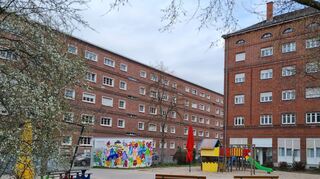 Der nicht-öffentliche Spielplatz in der Nebeniusstraße, den die Kinder „cooler“ machen wollen. Außerdem wünschen sie sich generell schöne Graffitis für ihren Stadtteil, wie diese auf dem Bild.