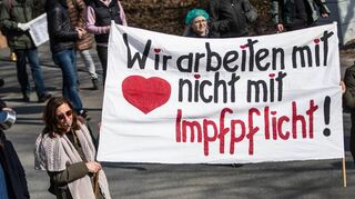 Demonstrantinnen protestieren – bei einer Kundgebung am vergangenen Samstag in Crailsheim – gegen die einrichtungsbezogene Impfpflicht.
