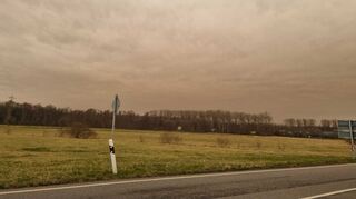 Der angekündigte Sahara-Staub hat am Dienstag Mannheim und die Region erreicht - so auch in Wiesloch, wo der Himmel an der B3 rötlich eingefärbt war.