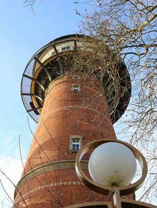 Etwas für Liebhaber: der Feudenheimer Wasserturm und sein Eingangsportal. Der denkmalgeschützte Bau steht nun zum Verkauf.
