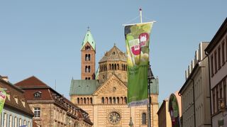 Die Fahnen für die Weinmesse rund um den Dom werden auch 2022 nicht gehisst.
