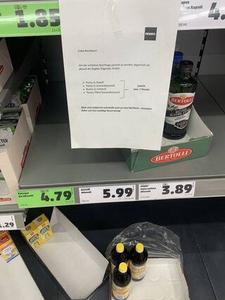 In Penny-Märkten wird bei einigen Ölsorten nur noch eine Flasche pro Einkauf abgegeben. Drei Flaschen Sonnenblumenöl sind hier noch da.