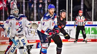 Korbinian Holzer mit Felix Brueckmann (Mannheim) und Ryan Stoa (Nürnberg) beim Spiel in der Penny DEL.