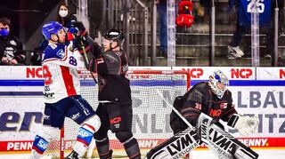 Adler-Stürmer David Wolf (l.) stemmt sich mit aller Macht Nürnbergs Andrew Bodnarchuk entgegen. Mannheim holte bei den Ice Tigers zwei wichtige Punkte.
