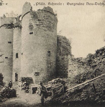 !907 von Annweiler nach Frankfurt/Main verschickt: eine Postkarte von Neudahn mit den beiden Kanonentürmen im Vordergrund.