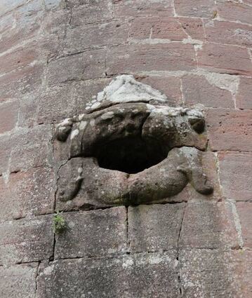 Bedrohlich: eine Schießscharte in Fratzenform.