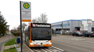Von der Haltestelle „Neckarhausen West“ erreicht man mit der Linie 46 in fünf Minuten den RNV-Haltepunkt Gewerbegebiet Neu-Edingen. Der Fußweg bis zur Abfahrt des Busses dauert bei der jetzigen Linienführung aber deutlich länger.