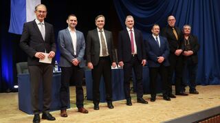 Der Amtsinhaber und seine möglichen Nachfolger bei der Vorstellung der Bürgermeisterkandidaten in der Nordbadenhalle: Bürgermeister Michael Kessler (v.l.), Daniel Gerstner (SPD), Tobias Köber (FDP), Jens Römer (Grüne), Achim Weitz (parteilos, von der CDU unterstützt), Norbert Hölscher (parteilos), Peter Seitz (parteilos).