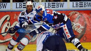 Stephane Richer (l) im Original-Trikot in der weißen Version im Halbfinalspiel der Deutschen Eishockeymeisterschaft 2002 zwischen den Adlern Mannheim und den Kassel Huskies.