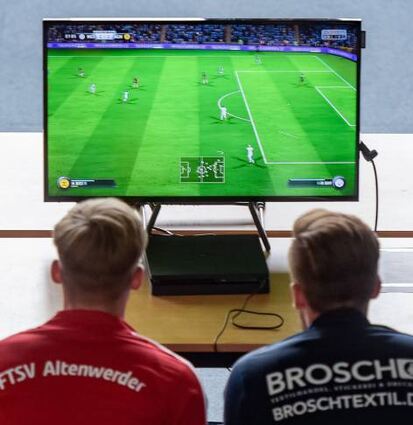 Die Teilnehmer treten im Spiel FIFA 22 auf der Playstation gegeneinander an.