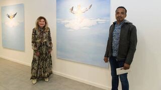 Gerdi Gutperle mit Jimmy Ortiz Cifuente, einem der drei Künstler, die derzeit in Viernheim ausstellen.