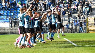 Der SV Waldhof feiert seinen 3:0-Sieg gegen den TSV München.
